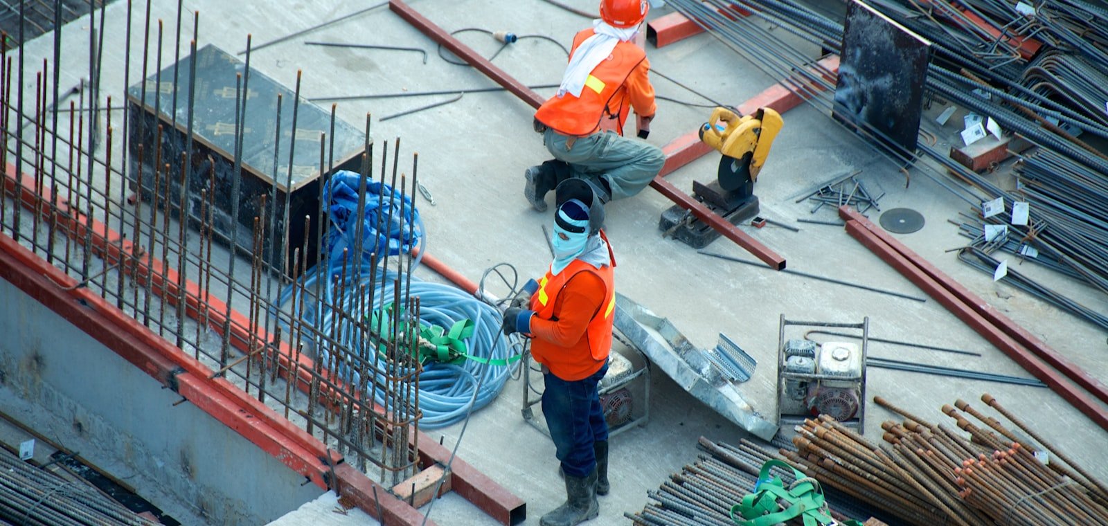 Crew working safely on an elevated deck with full protective equipment